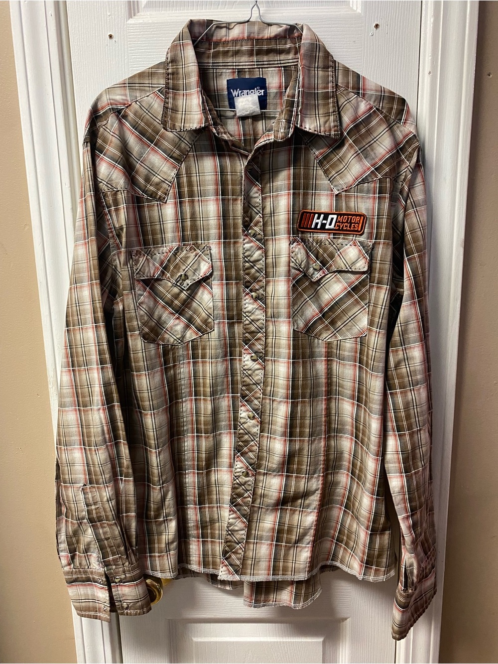 Wrangler Harley Davidson Men’s Western Pearl Snap Shirt in Tan and Red Accents